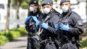 Revoltă la un bloc turn unde sunt carantinaţi cetăţeni români în Germania. Poliţia a trimis întăriri