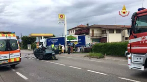 FOTO Patru români, răniţi într-un accident rutier produs în nord-estul Italiei. O maşină a luat foc 