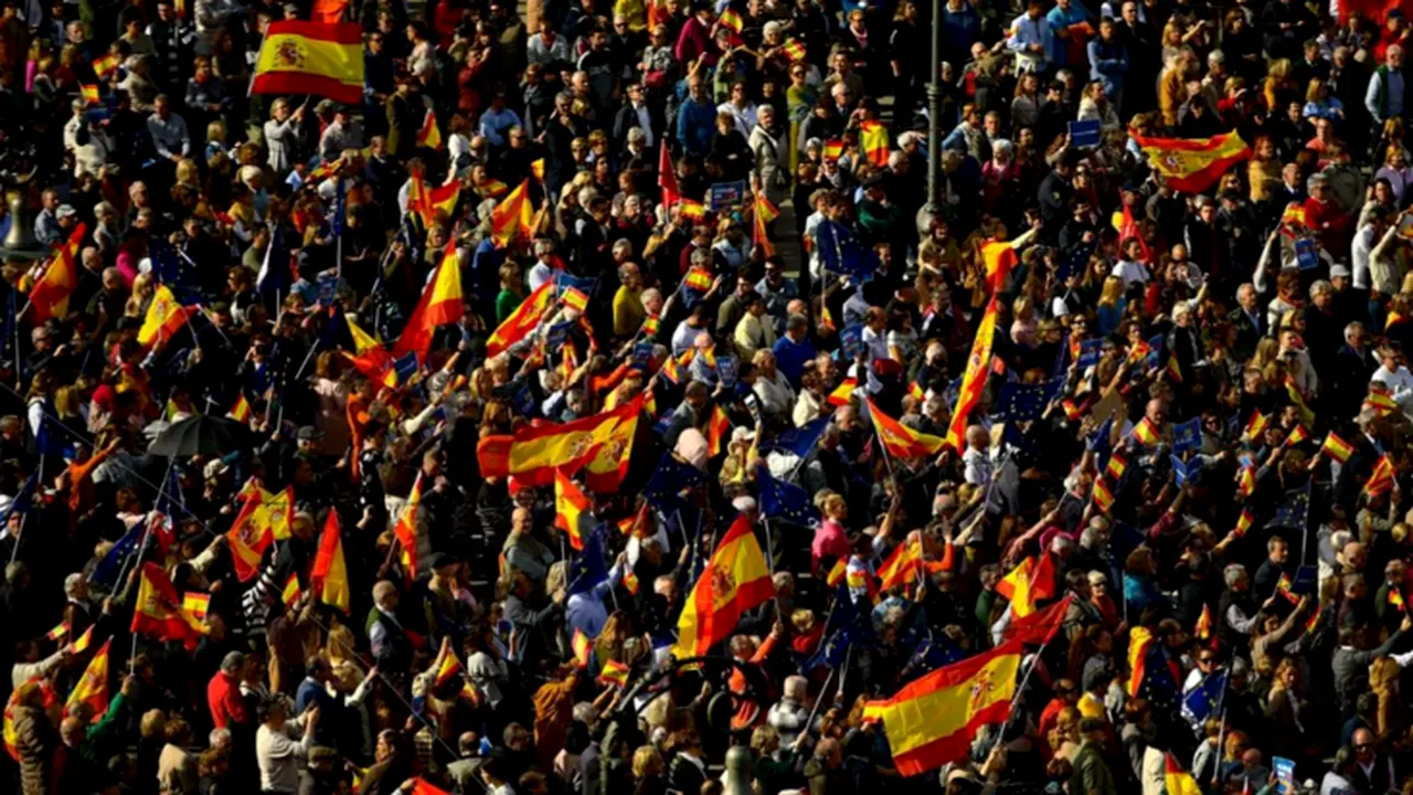 Spania s-a mutat în stradă: peste 100.000 de oameni au protestat faţă de amnistia pentru separatiştii catalani