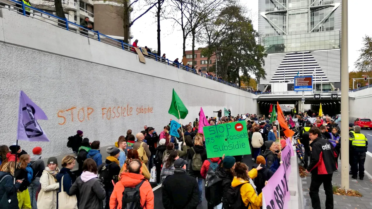 Poliţia olandeză a arestat peste 1.500 de persoane la protestul Extinction Rebellion de la Haga