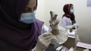 Ajutor pentru afgani. Qatarul oferă vaccin anti-COVID pentru toate persoanele evacuate