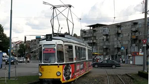 Accident cumplit: Fetiţă de 12 ani, atentă la telefonul mobil, prinsă sub un tramvai