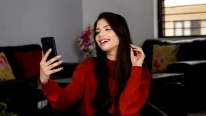 Încrederea ascunsă sub filtre. Dezvoltarea stimei de sine, o provocare în era social media