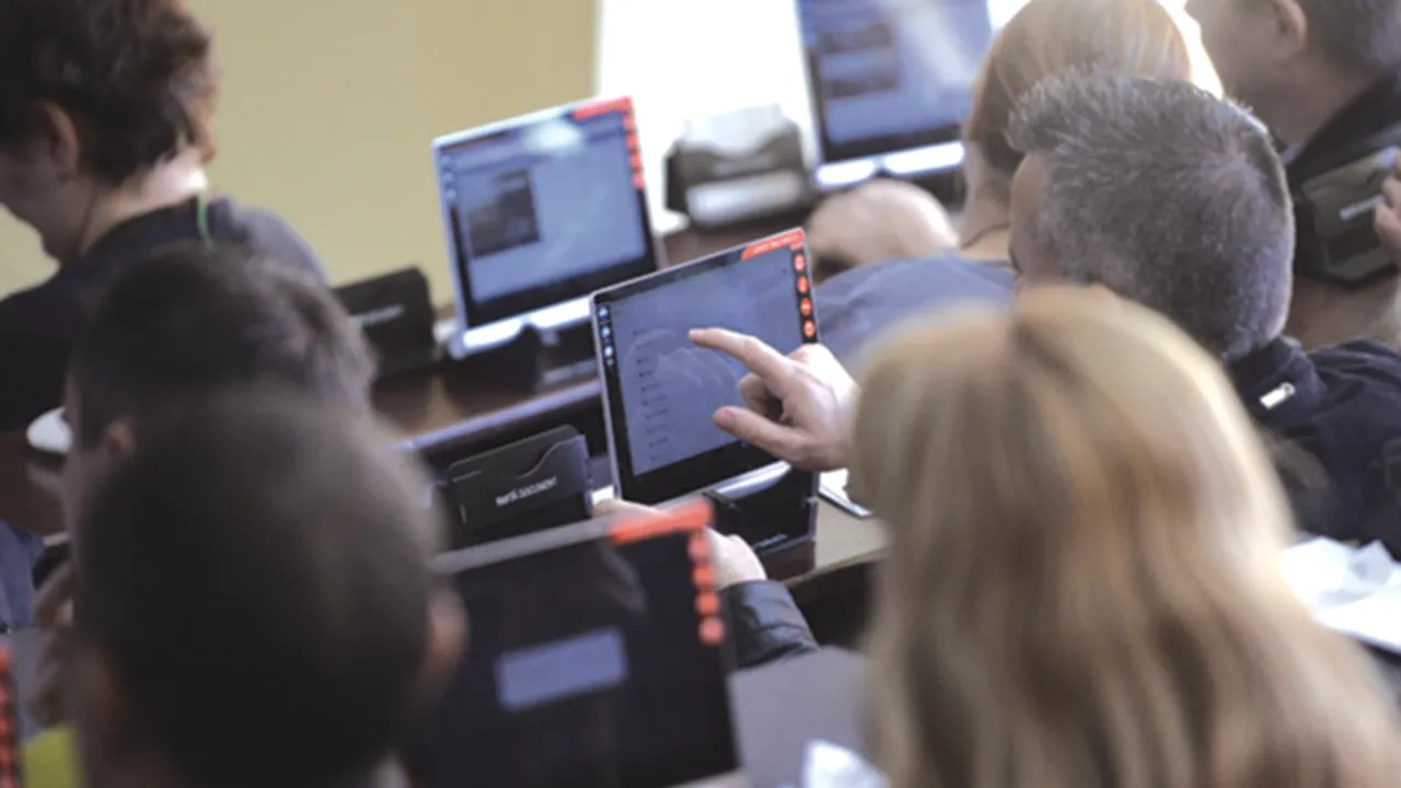 Angajaţii români merg mai des la birou, ca măsură de reducere a costurilor de acasă