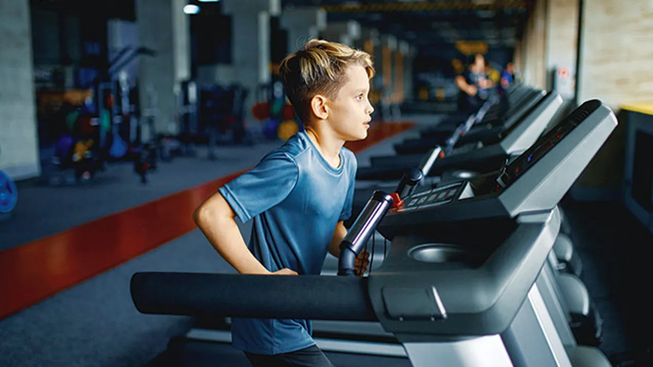 Copiii merg în sălile de fitness în locul bazelor sportive pentru că sunt mai aproape de casă. „Pierde sportul de performanţă pentru că la sală mergi pentru întreţinere, nu pentru performanţă“