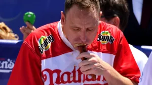Concurs de mâncat hotdogi 2021. Câştig pentru a 14-a oară pentru campionul mondial. Câţi hotdogi a devorat în doar zece minute FOTO