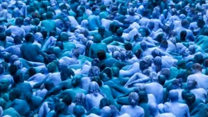 Artă urbană: Mii de oameni dezbrăcaţi şi pictaţi în albastru, fotografiaţi de Spencer Tunick, în Anglia - VIDEO