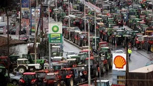 Agricultorii greci au blocat Istmul Corint
