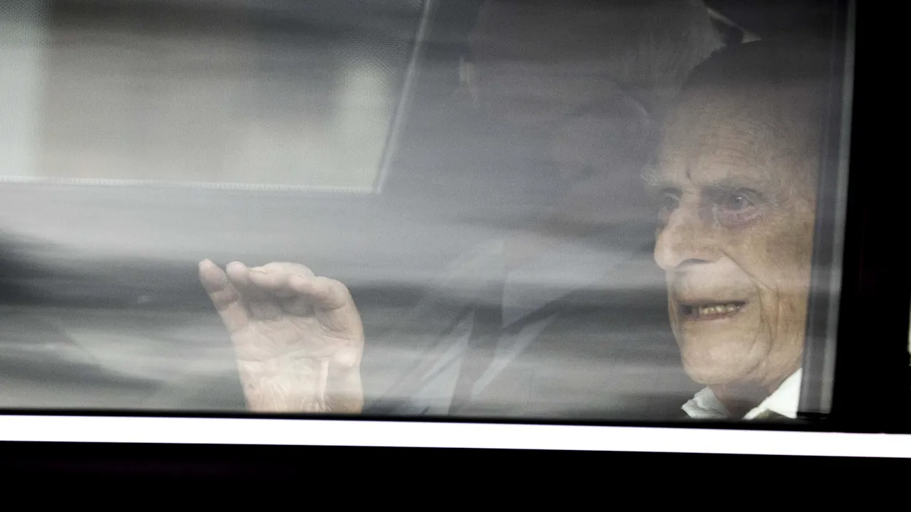 Prinţul Philip a fost externat, după patru săptămâni în spital. Soţul reginei Elisabeta s-a întos la reşedinţa regală
