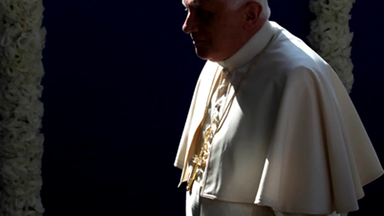 Papa Benedict a suferit o fractură la încheietura mâinii