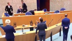 VIDEO: Ministrul sănătăţii din Olanda s-a prăbuşit din cauza oboselii în timp ce răspundea la întrebări
