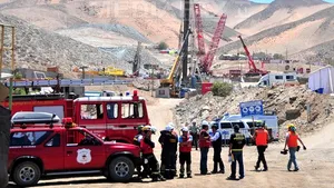 Un puţ de evacuare a ajuns la cei 33 de mineri chilieni blocaţi în subteran - VIDEO