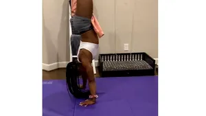 VIDEO. Gimnasta Simone Biles se dezbracă de pantaloni stând în mâini. Clipul urmărit de 10 milioane de oameni