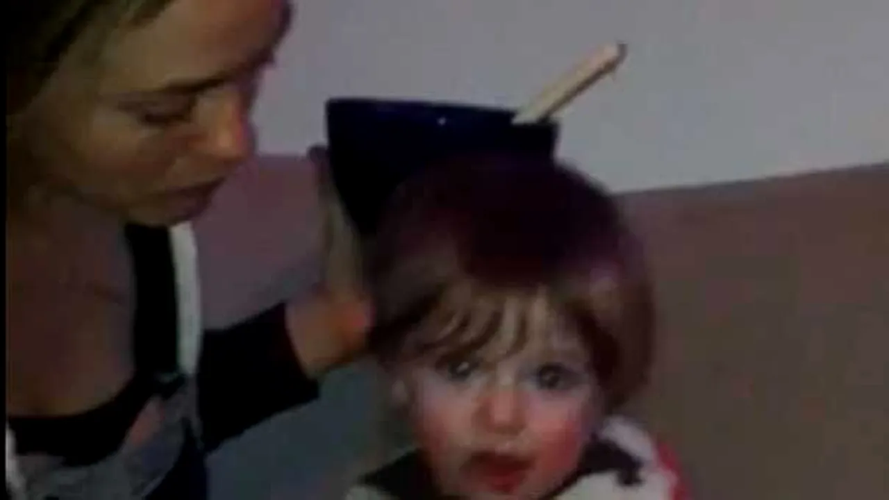 Vedeta care îşi hrăneşte copilul cu gura, precum păsările - VIDEO