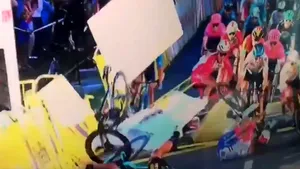 Accident teribil în Turul Poloniei, un sprinter este în comă. Se cere suspendarea pe viaţă a unui ciclist