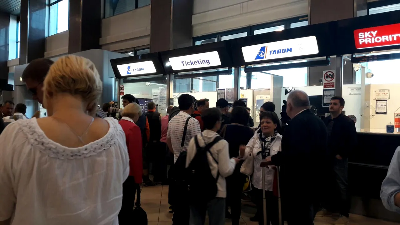 GREVA controlorilor de trafic aerian a fost suspendată începând cu ora 12.10. Zeci de pasageri, pe Aeroportul Henri Coandă din Bucureşti, în aşteptarea curselor. Sindicatul anunţă că protestul poate fi reluat oricând LIVE TEXT