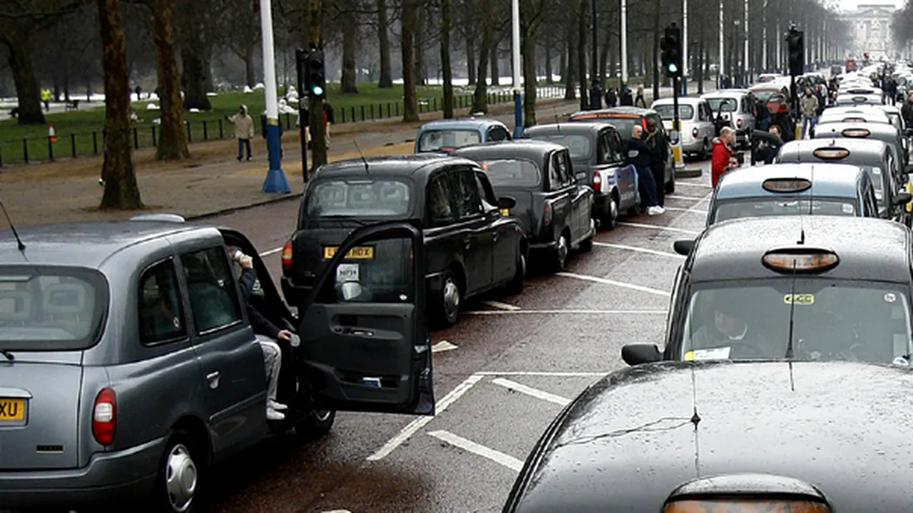 Sute de foşti infractori au primit licenţe de şofer de taxi în Marea Britanie