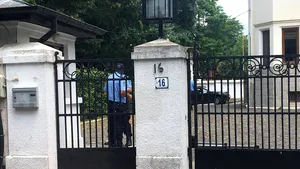 Act de vandalism: Vopsea roşie la sediul Secţiei de anchetă a magistraţilor. Poarta a fost închisă cu lacăt | FOTO, VIDEO