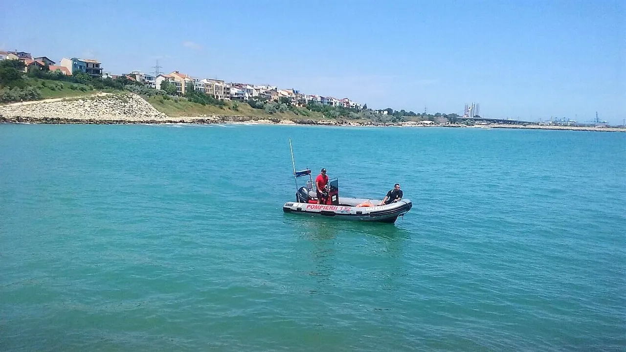 Minor căutat de scafandri după ce a dispărut în mare, într-o zonă neamenajată, la Vadu