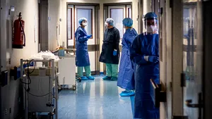 Se întoarce obligativitatea purtării măştilor în mai multe spitale din Ţara Galilor