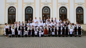 Promovarea portului popular în România. Interpreţi de folclor din Alba, îmbrăcaţi în costume tradiţionale, s-au fotografiat cu localnicii