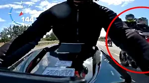 A turat motocicleta şi a zburat pe autostradă cu 278 km/h: fuga unui argentinian de atacul tâlharilor

