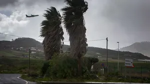 Furtuna Hermine a lovit puternic Insulele Canare din Spania. Zeci de zboruri anulate