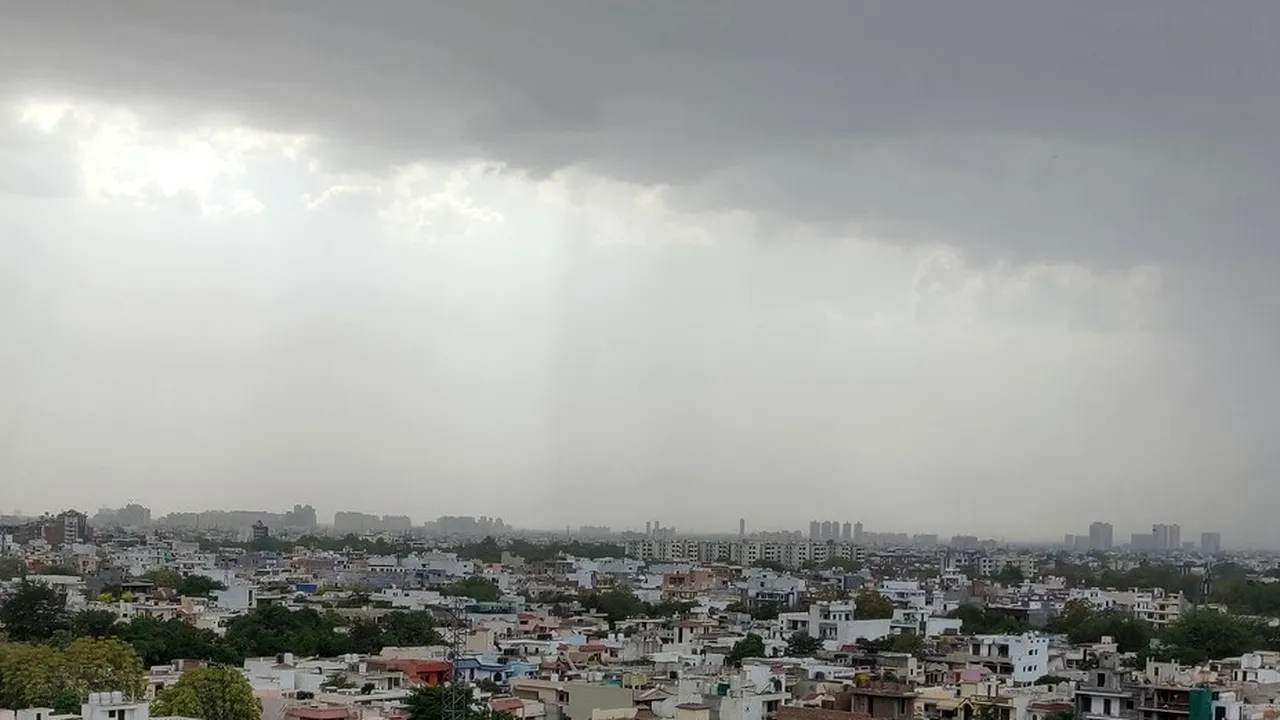 Fenomen meteo neobişnuit în judeţul Galaţi: Oraşul, lovit de grindină şi de o furtună puternică de praf. La final a apărut şi un curcubeu. VIDEO