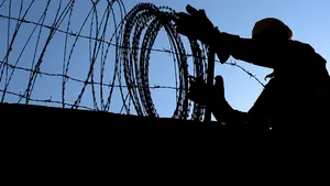 Ruşii au instalat sârmă ghimpată pe gardul din spatele ambasadei lor la Washington