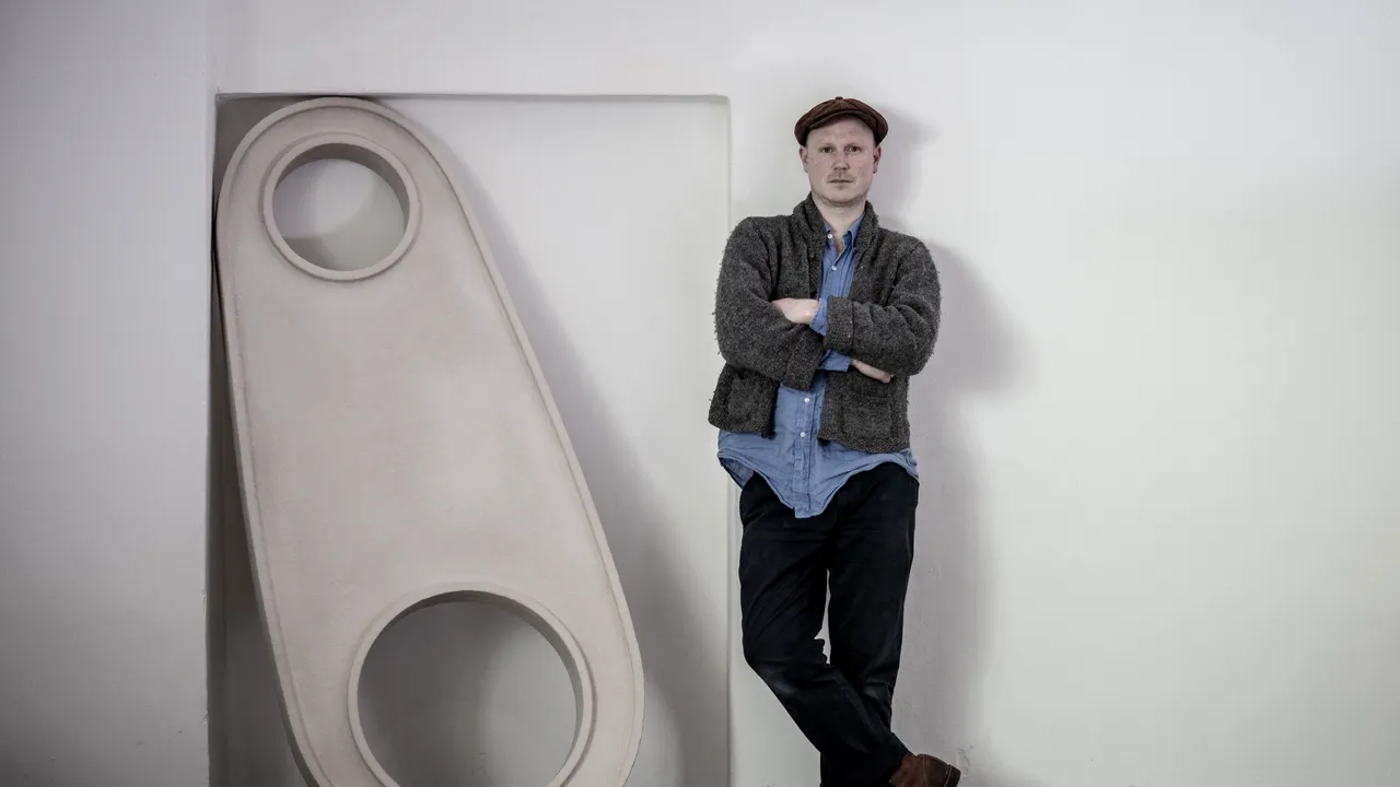 (P) Alex Chinneck aduce expoziţia ”Unzip your mind” în exclusivitate la Qreator by IQOS