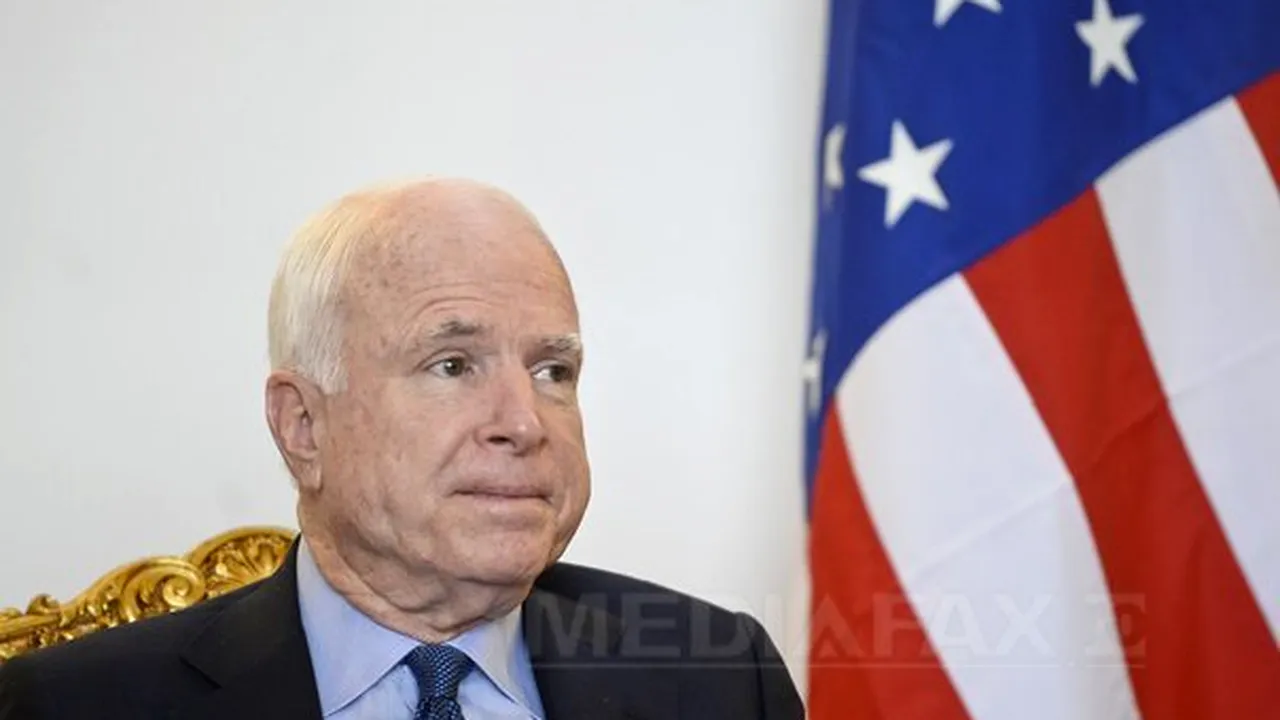 Donald Trump nu va lua parte la funeraliile senatorului republican John McCain/ Drapelul de la Casa Albă arborat din nou în bernă