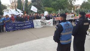 FOTO | PROTEST faţă de transferul taxelor de la angajator la angajat
