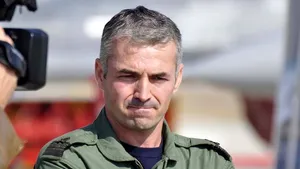 EXCLUSIV: Comandorul Cătălin Micloş, şeful Escadrilei 53 Vânătoare: Visul meu: escadrile de F-16 puternice, pentru apărarea eficientă a României / Catapultarea face parte din această meserie. Evident, te întrebi «de ce mie?»