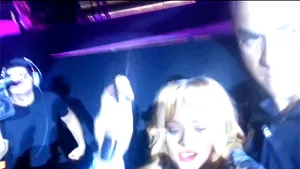 Rihanna ar fi LOVIT un fan cu microfonul în timpul unui concert - VIDEO