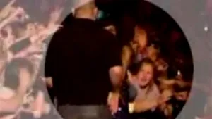 Amy Winehouse a lovit un fan în timpul unui concert (video)