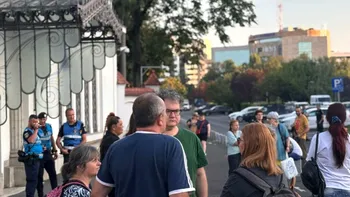 POLITIC Câteva zeci de persoane protestează la Palatul Cotroceni. Actorul Alex Bogdan, printre manifestanți