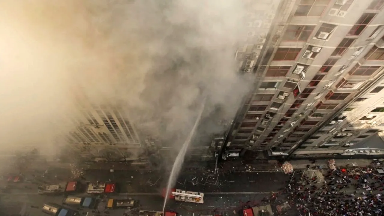 VIDEO Incendiu de amploare într-o clădire birouri din capitala statului Bangladesh. Mai multe persoane sunt prinse înăuntru