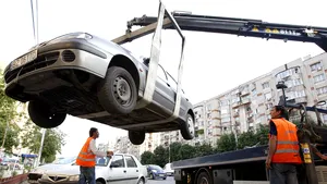 Astăzi începe ridicarea maşinilor parcate neregulamentar în Bucureşti. Costul, 500 de lei