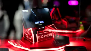 Telefonul care se rupe în două. Asus pierde testul durabilităţii după lansarea ROG5