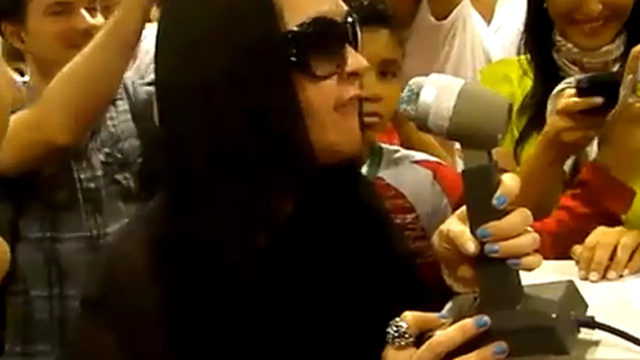 Cyndi Lauper a cântat într-un aeroport - VIDEO
