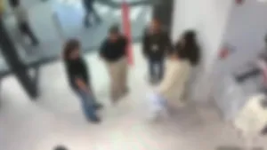 Două tinere au fost reținute după ce au furat haine dintr-un magazin din Capitală și au agresat două angajate