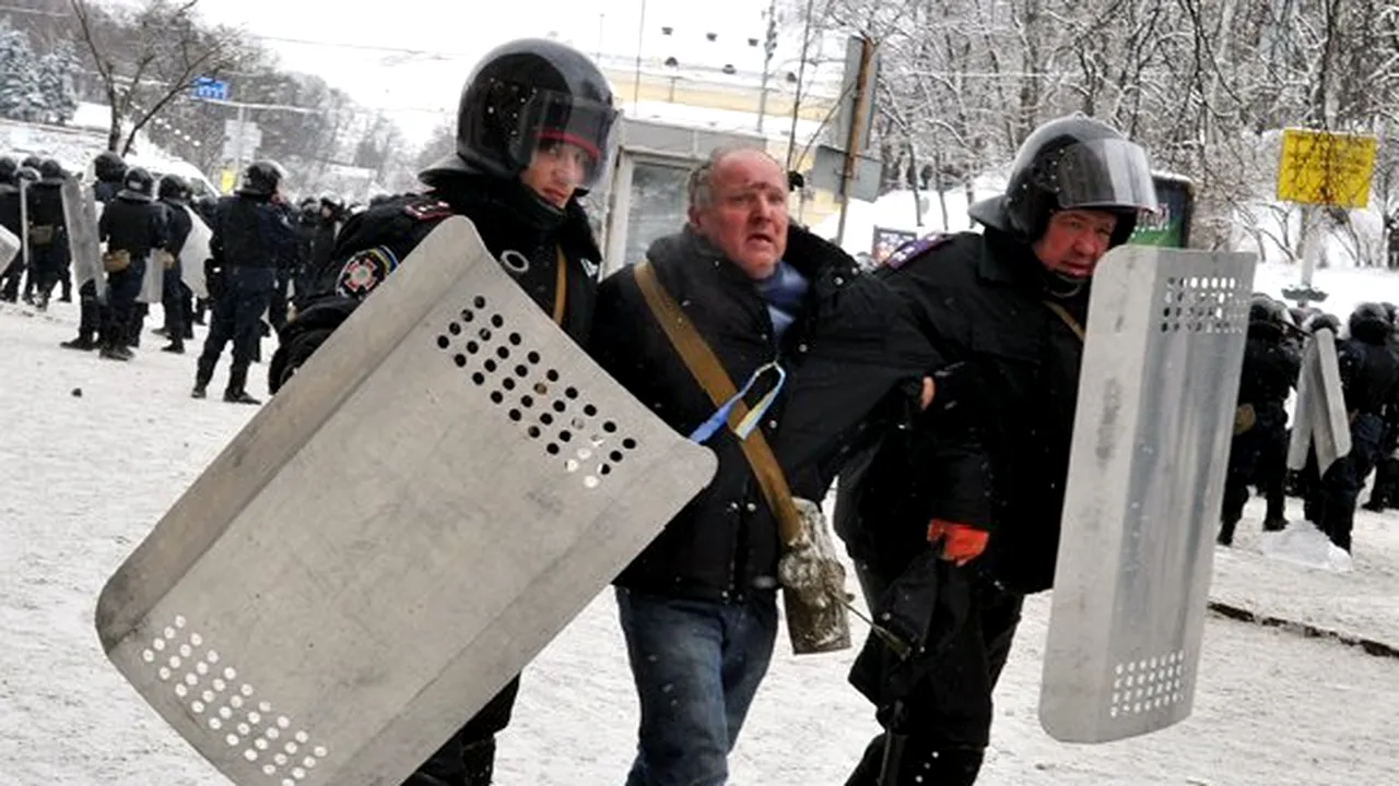 Parlamentul ucrainean a adoptat legea privind amnistierea manifestanţilor arestaţi. Opoziţia critică legea amnistiei