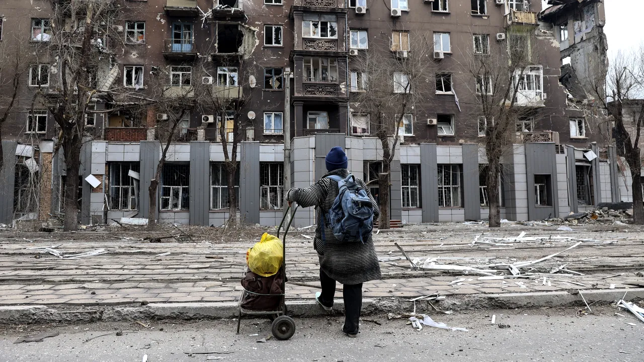 Războiul îşi pune amprenta pe moralul ucrainenilor. Tot mai mulţi civili părăsesc zonele bombardate după aproape patru luni de război