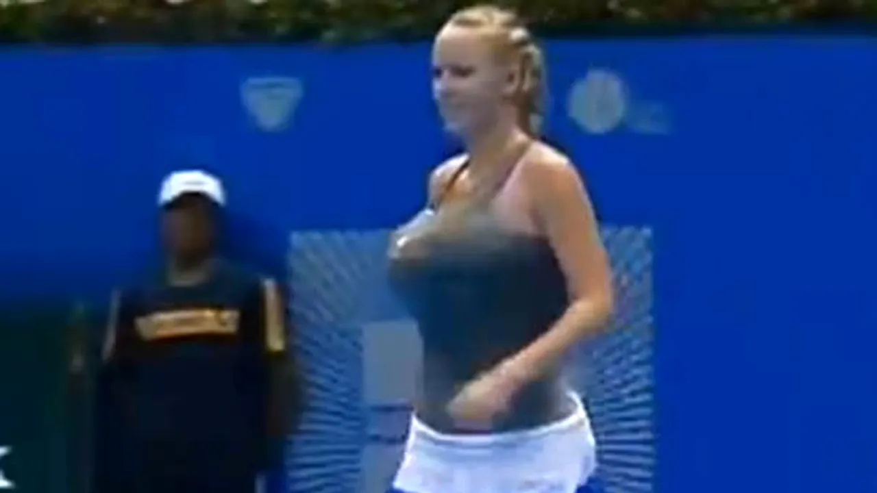 Caroline Wozniacki o imită pe Serena Williams. Daneza şi-a îndesat în sutien şi fustă prosoape - VIDEO