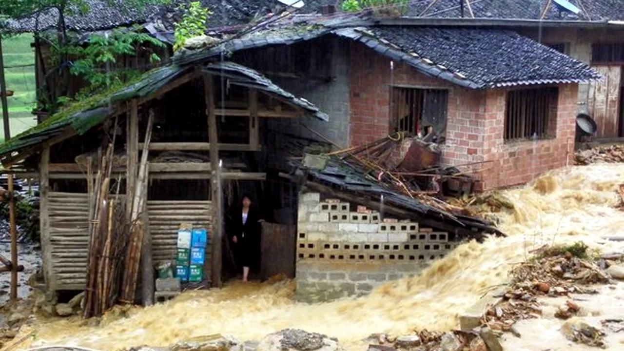 Peste 170 de morţi sau dispăruţi în China în urma inundaţiilor