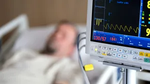 Drama unui bărbat de 72 de ani: operat la Iași pentru o tumoră gigant pe creier, după ce alți medici i-au spus că nu mai pot face nimic