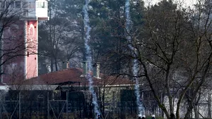 VIDEO: Tensiuni la graniţa Greciei cu Turcia: Forţele de securitate elene, atacate cu gaze lacrimogene. Migranţii spun că au fost biciuiţi 