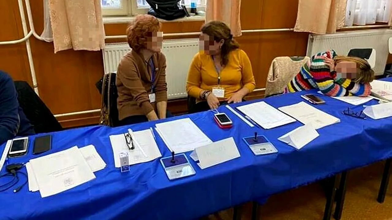 Reprezentanta unei comisii de votare, fotografiată în timp ce dormea într-o secţie din Târgu-Jiu