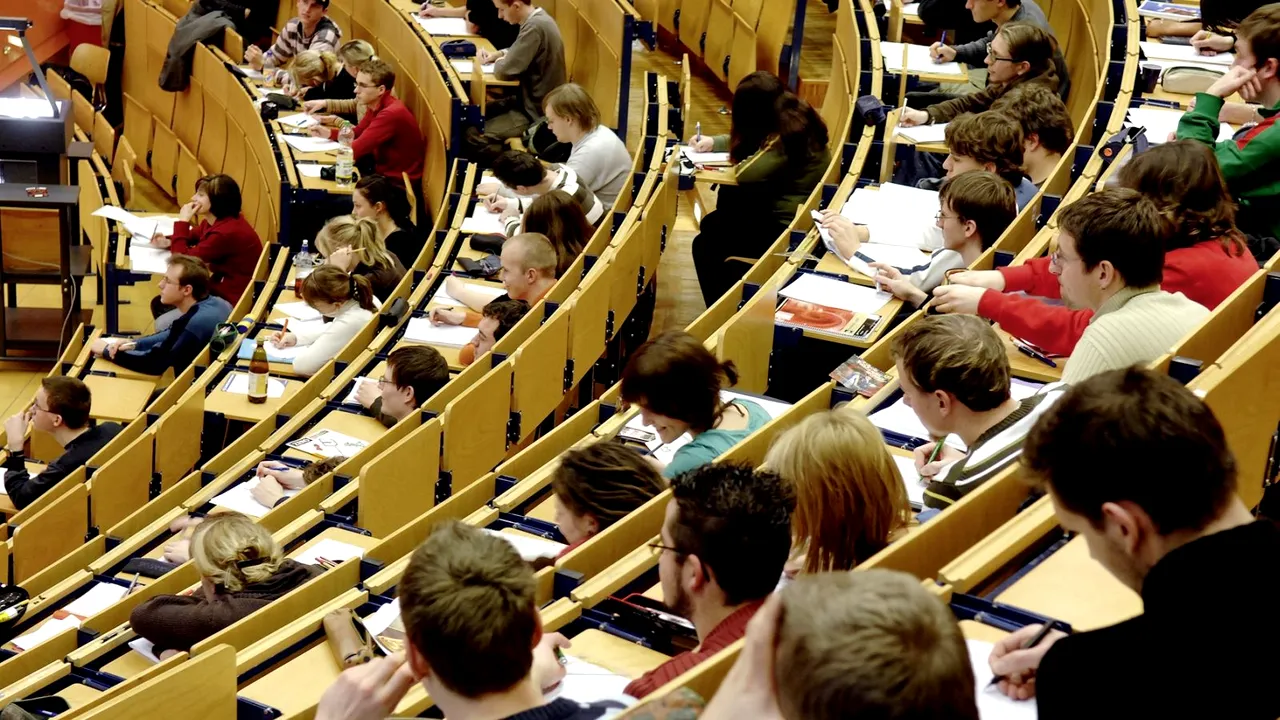 Studenţii cer burse pe tot parcursul anului, inclusiv vara. Cum îşi motivează aceştia cererea?