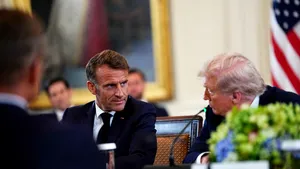 Trump susține că l-a amenințat pe Macron și l-a forțat să crească prețurile la medicamente în Franța
